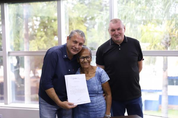 Prefeitura entrega autorizações para escritura a 14 famílias e avança na regularização fundiária urbana