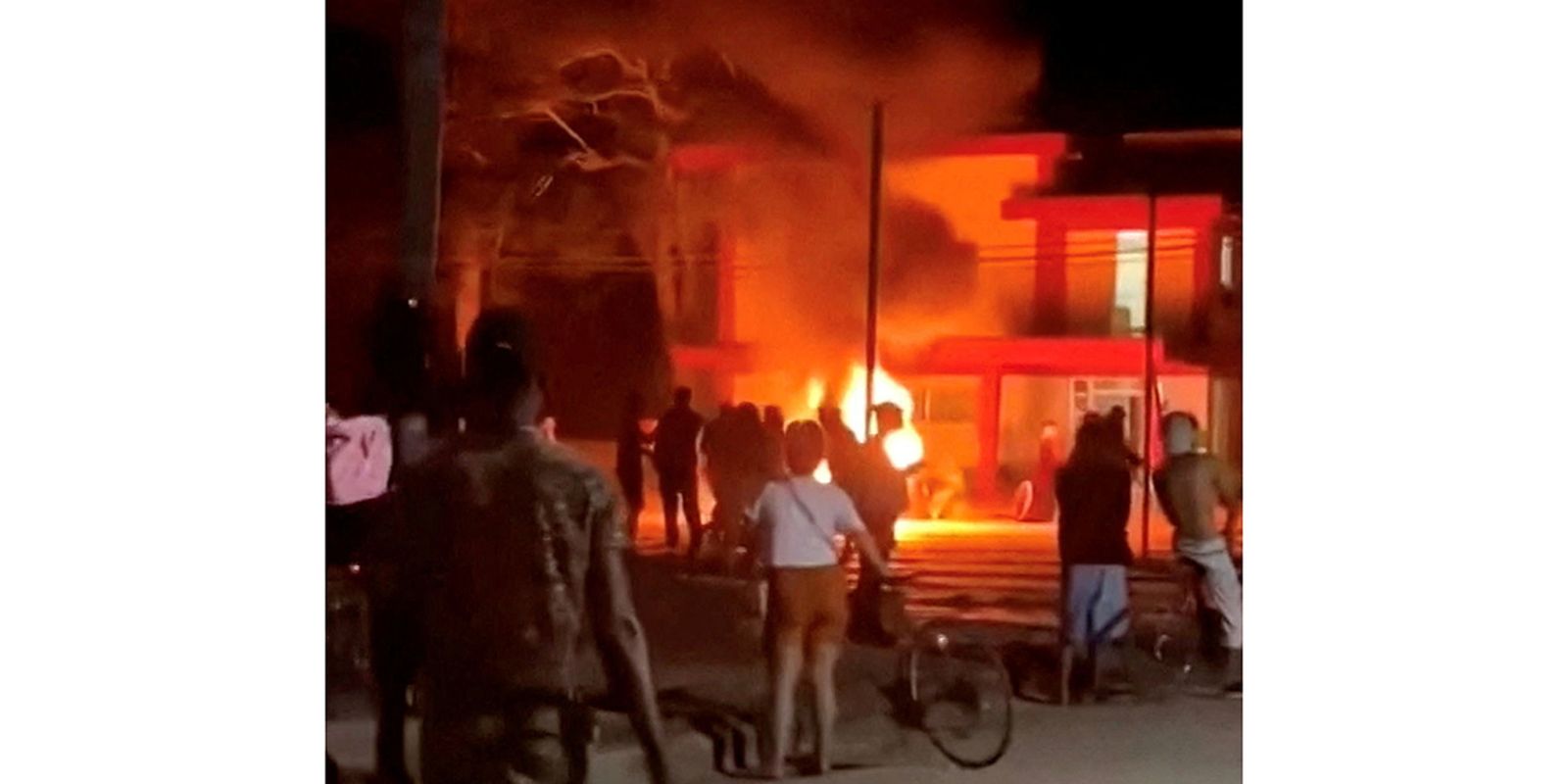 Manifestantes atacam escritório do Partido Comunista em Cuba